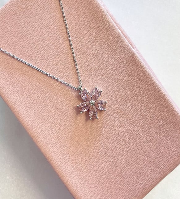 Pembe Taşlı Nergis Çiçeği Kolye