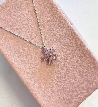 Pembe Taşlı Nergis Çiçeği Kolye